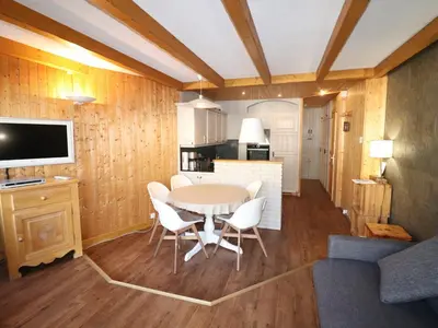 Cuisine ou kitchenette dans l'établissement Appartement rénové 3 pièces, skis aux pieds, balcon, WiFi, Val Claret - FR-1-502-369
