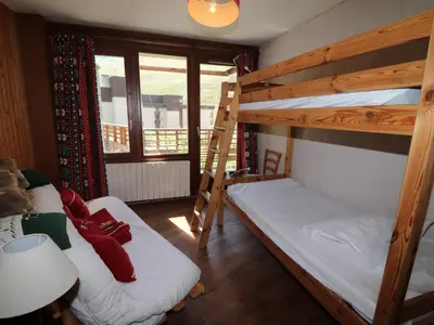 Un ou plusieurs lits dans un hébergement de l'établissement Appartement rénové 3 pièces, skis aux pieds, balcon, WiFi, Val Claret - FR-1-502-369
