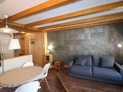 Coin salon dans l'établissement Appartement rénové 3 pièces, skis aux pieds, balcon, WiFi, Val Claret - FR-1-502-369