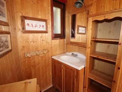 Salle de bains dans l'établissement Appartement rénové 3 pièces, skis aux pieds, balcon, WiFi, Val Claret - FR-1-502-369