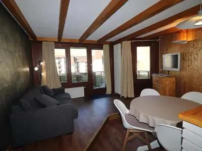 Coin salon dans l'établissement Appartement rénové 3 pièces, skis aux pieds, balcon, WiFi, Val Claret - FR-1-502-369