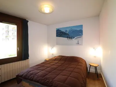 Un ou plusieurs lits dans un hébergement de l'établissement Appartement rénové 3 pièces, skis aux pieds, balcon, WiFi, Val Claret - FR-1-502-369