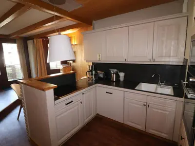 Cuisine ou kitchenette dans l'établissement Appartement rénové 3 pièces, skis aux pieds, balcon, WiFi, Val Claret - FR-1-502-369