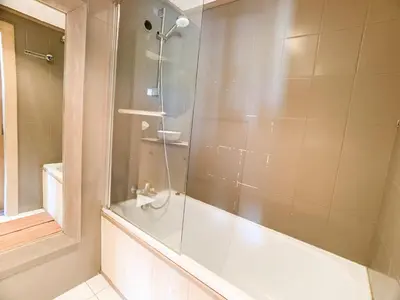 Salle de bains dans l'établissement Studio rénové & confortable, balcon, animaux admis, proche pistes, Val Claret - FR-1-502-376