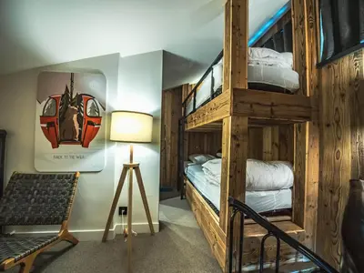 Un ou plusieurs lits dans un hébergement de l'établissement Duplex rénové à Tignes - 6 pers, balcon, proche pistes et commerces - FR-1-502-366