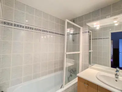 Salle de bains dans l'établissement Appartement lumineux 10 pers, skis aux pieds, balcon, animaux admis - FR-1-502-362