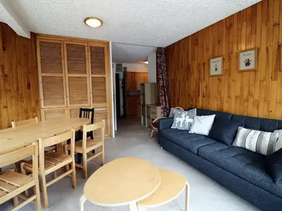 Coin salon dans l'établissement Appartement lumineux 10 pers, skis aux pieds, balcon, animaux admis - FR-1-502-362