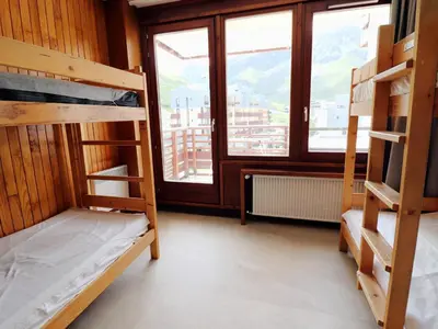 Un ou plusieurs lits dans un hébergement de l'établissement Appartement lumineux 10 pers, skis aux pieds, balcon, animaux admis - FR-1-502-362