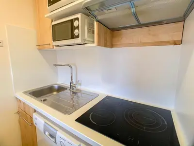 Cuisine ou kitchenette dans l'établissement Appartement lumineux 10 pers, skis aux pieds, balcon, animaux admis - FR-1-502-362