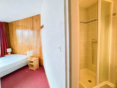 Un ou plusieurs lits dans un hébergement de l'établissement Appartement lumineux 10 pers, skis aux pieds, balcon, animaux admis - FR-1-502-362