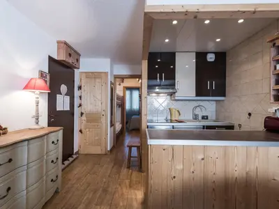 Cuisine ou kitchenette dans l'établissement Appartement rénové proche pistes - Balcon et animaux acceptés - FR-1-502-372