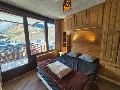 Un ou plusieurs lits dans un hébergement de l'établissement Appartement rénové 3P pour 8, balcon sud à Tignes, proche pistes - FR-1-502-363