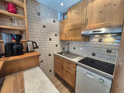 Cuisine ou kitchenette dans l'établissement Appartement rénové 3P pour 8, balcon sud à Tignes, proche pistes - FR-1-502-363