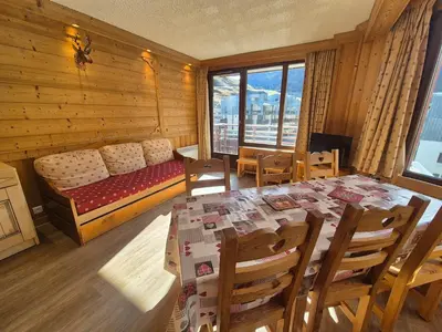 Coin salon dans l'établissement Appartement rénové 3P pour 8, balcon sud à Tignes, proche pistes - FR-1-502-363