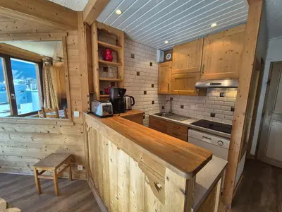 Cuisine ou kitchenette dans l'établissement Appartement rénové 3P pour 8, balcon sud à Tignes, proche pistes - FR-1-502-363