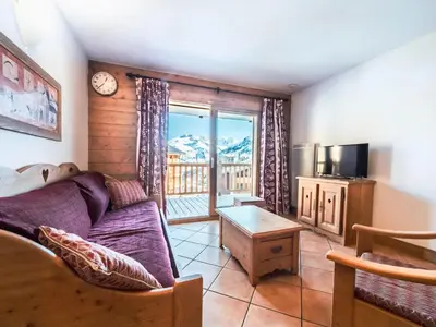 Télévision ou salle de divertissement dans l'établissement Charmant Appartement Proche Pistes avec Balcon et WIFI - FR-1-502-374