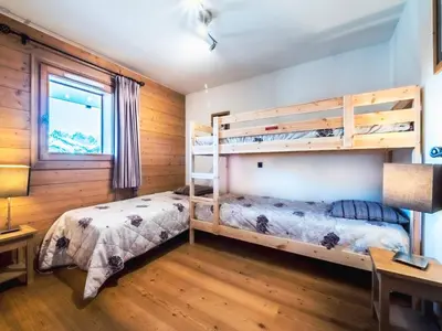 Un ou plusieurs lits dans un hébergement de l'établissement Charmant Appartement Proche Pistes avec Balcon et WIFI - FR-1-502-374