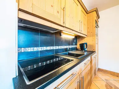 Cuisine ou kitchenette dans l'établissement Charmant Appartement Proche Pistes avec Balcon et WIFI - FR-1-502-374