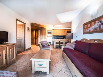 Cuisine ou kitchenette dans l'établissement Charmant Appartement Proche Pistes avec Balcon et WIFI - FR-1-502-374
