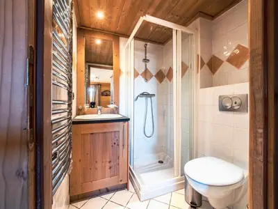Salle de bains dans l'établissement Charmant Appartement Proche Pistes avec Balcon et WIFI - FR-1-502-374