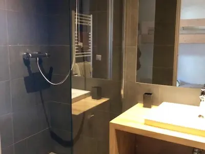 Salle de bains dans l'établissement Appartement skis aux pieds rénové avec balcon, 6 pers, Val Claret - FR-1-502-365