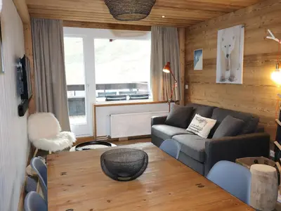 Coin salon dans l'établissement Appartement skis aux pieds rénové avec balcon, 6 pers, Val Claret - FR-1-502-365