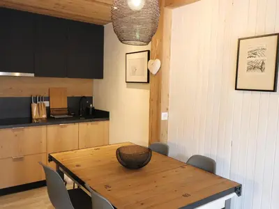 Cuisine ou kitchenette dans l'établissement Appartement skis aux pieds rénové avec balcon, 6 pers, Val Claret - FR-1-502-365