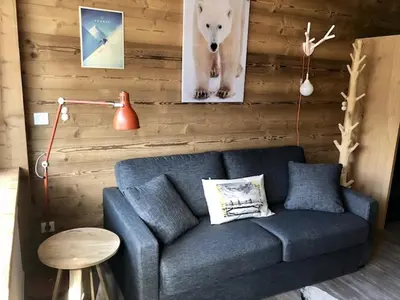 Coin salon dans l'établissement Appartement skis aux pieds rénové avec balcon, 6 pers, Val Claret - FR-1-502-365
