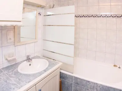 Salle de bains dans l'établissement Appartement rénové 3 pièces à Tignes - Ski aux pieds, balcon, idéal pour 7 pers. - FR-1-502-368