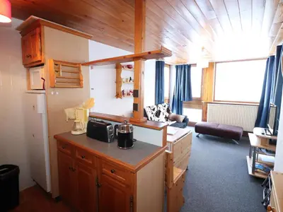 Cuisine ou kitchenette dans l'établissement Appartement rénové 3 pièces à Tignes - Ski aux pieds, balcon, idéal pour 7 pers. - FR-1-502-368