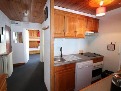 Cuisine ou kitchenette dans l'établissement Appartement rénové 3 pièces à Tignes - Ski aux pieds, balcon, idéal pour 7 pers. - FR-1-502-368