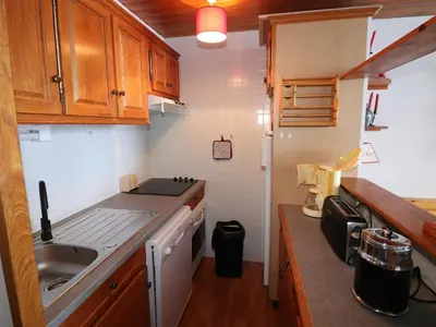 Cuisine ou kitchenette dans l'établissement Appartement rénové 3 pièces à Tignes - Ski aux pieds, balcon, idéal pour 7 pers. - FR-1-502-368