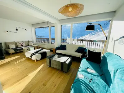 Coin salon dans l'établissement Appartement rénové, skis aux pieds, 10 pers., balcon - FR-1-502-364
