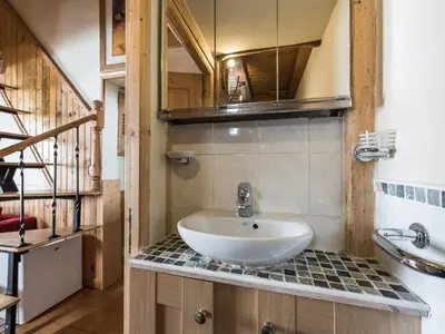 Salle de bains dans l'établissement Appartement rénové à Tignes le Lac avec Balcon et WIFI - FR-1-502-382