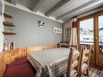 Coin salon dans l'établissement Appartement rénové à Tignes le Lac avec Balcon et WIFI - FR-1-502-382