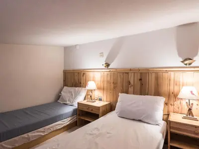 Un ou plusieurs lits dans un hébergement de l'établissement Appartement rénové à Tignes le Lac avec Balcon et WIFI - FR-1-502-382