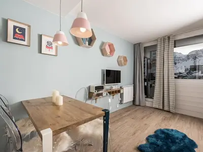 Télévision ou salle de divertissement dans l'établissement Studio rénové à Tignes, proche pistes et commerces, balcon, WIFI - FR-1-502-388