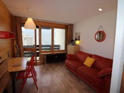 Coin salon dans l'établissement Studette Rénovée 2 Pers. Proche Pistes avec Balcon - FR-1-502-386