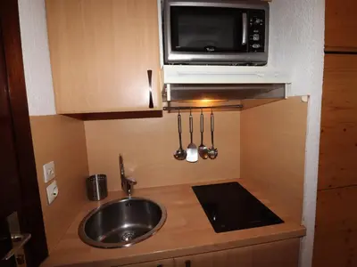 Cuisine ou kitchenette dans l'établissement Studette Rénovée 2 Pers. Proche Pistes avec Balcon - FR-1-502-386