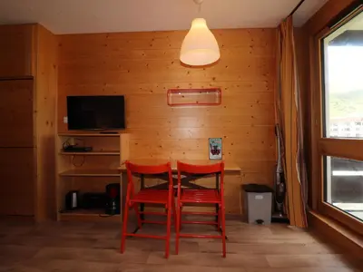 Télévision ou salle de divertissement dans l'établissement Studette Rénovée 2 Pers. Proche Pistes avec Balcon - FR-1-502-386