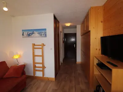 Télévision ou salle de divertissement dans l'établissement Studette Rénovée 2 Pers. Proche Pistes avec Balcon - FR-1-502-386