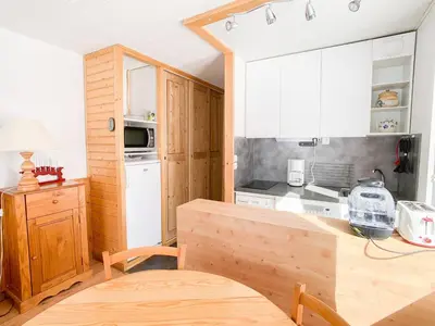 Cuisine ou kitchenette dans l'établissement Appartement rénové 6 pers, sur pistes, balcon, animaux et wifi - FR-1-502-395