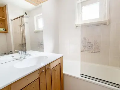 Salle de bains dans l'établissement Appartement rénové 6 pers, sur pistes, balcon, animaux et wifi - FR-1-502-395