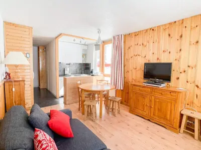 Cuisine ou kitchenette dans l'établissement Appartement rénové 6 pers, sur pistes, balcon, animaux et wifi - FR-1-502-395