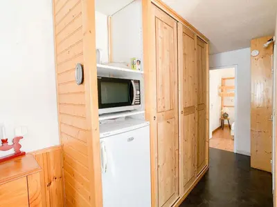 Cuisine ou kitchenette dans l'établissement Appartement rénové 6 pers, sur pistes, balcon, animaux et wifi - FR-1-502-395