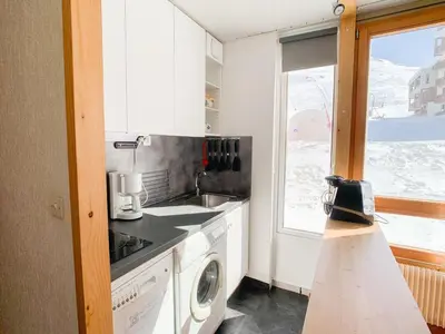 Cuisine ou kitchenette dans l'établissement Appartement rénové 6 pers, sur pistes, balcon, animaux et wifi - FR-1-502-395