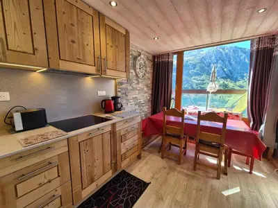Cuisine ou kitchenette dans l'établissement Appartement rénové proche des pistes, balcon, vue lac, WiFi - FR-1-502-389