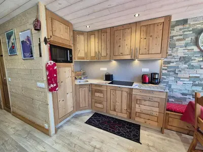 Cuisine ou kitchenette dans l'établissement Appartement rénové proche des pistes, balcon, vue lac, WiFi - FR-1-502-389