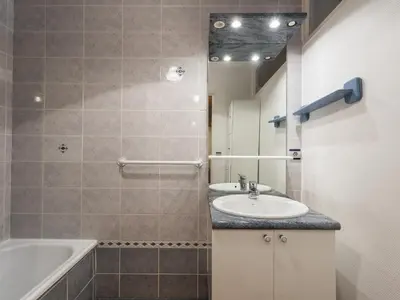 Salle de bains dans l'établissement Appartement confort 6 pers, proche pistes, balcon à Tignes - FR-1-502-403