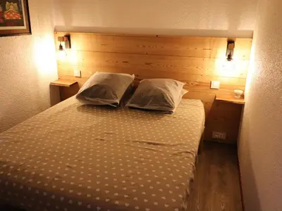 Un ou plusieurs lits dans un hébergement de l'établissement Confortable 2 pièces avec balcon, animaux admis et Wi-Fi - FR-1-502-396